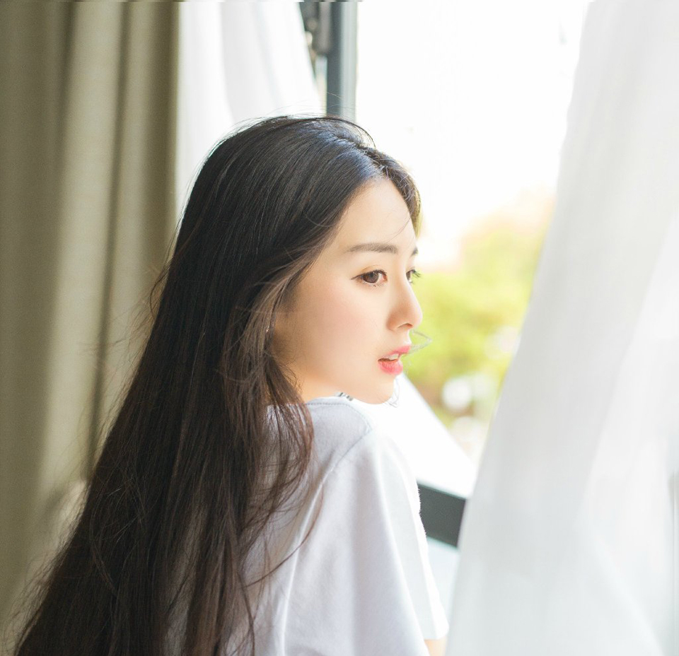 亲爱的，生活它不是深渊，它是你走过的平原和你想登上的高山，它就像我们睡过的每一张床，你从来不会陷下去，也许它不属于我们，但它一定属于你，你觉得它往下，是因为引力，它绝不会把你拖下深渊，它只想让你伏在地上，听听它的声音，当你休息好了，听够了，你随时可以站起来。——韩寒